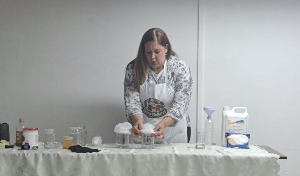 Patrícia em oficina de montagem de reatores